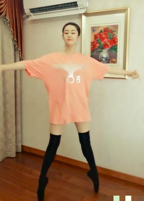 画面中,毕畅穿着过膝丝袜配长款半袖t恤,给观众稍微展示了一段芭蕾舞
