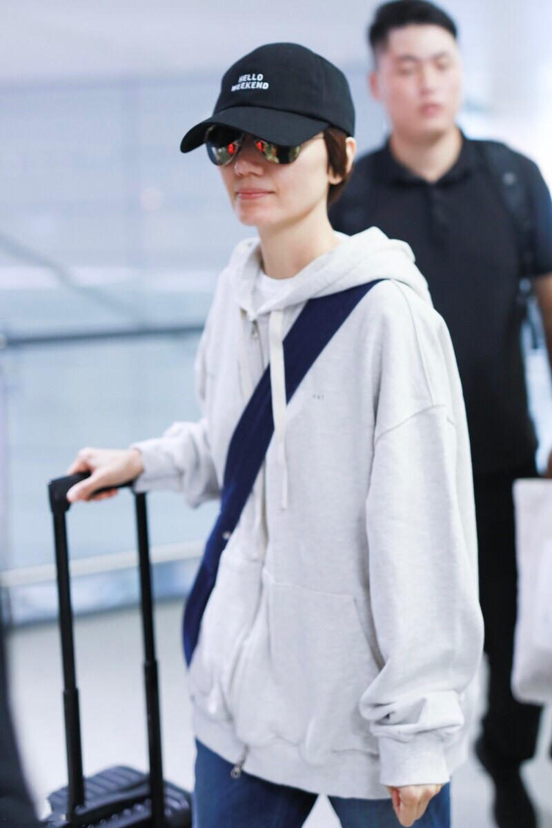 袁泉的气质太好了宽松卫衣走机场低调随性衣着朴素但气质高级