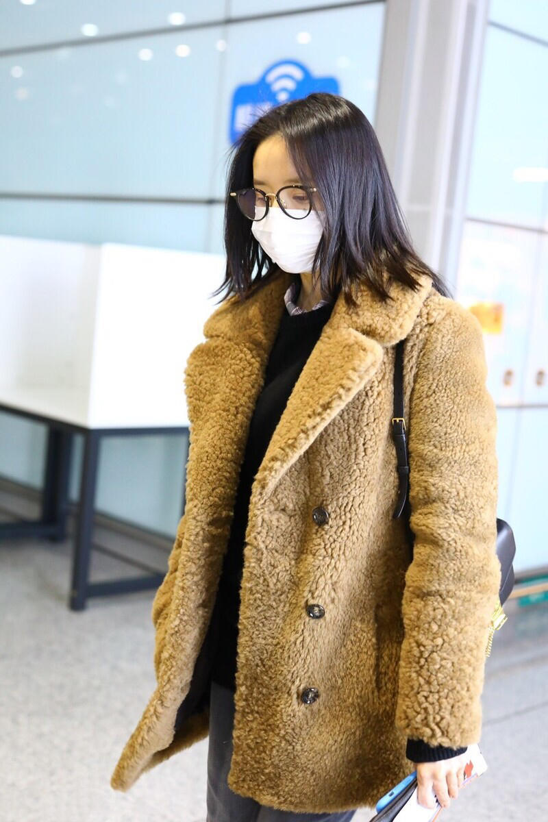 董洁也变了,穿羊羔毛外套保暖舒适,略显老气毫无"冷清秋"模样