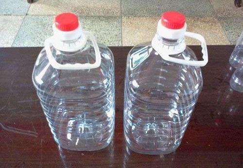 白酒都储存在塑料瓶中,放时间久了还能喝吗?