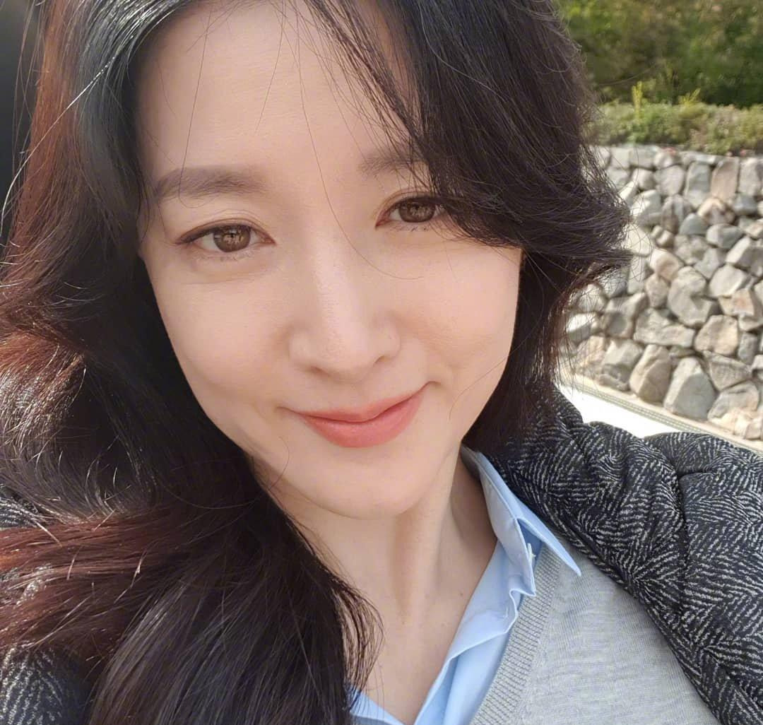 李英爱晒自拍不修图虽然鱼尾纹很明显但49岁一样漂亮