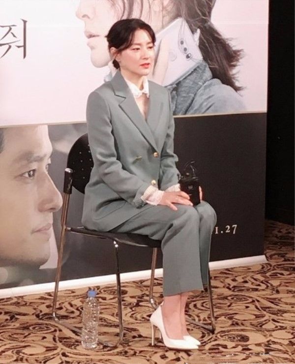 李英爱晒自拍不修图虽然鱼尾纹很明显但49岁一样漂亮