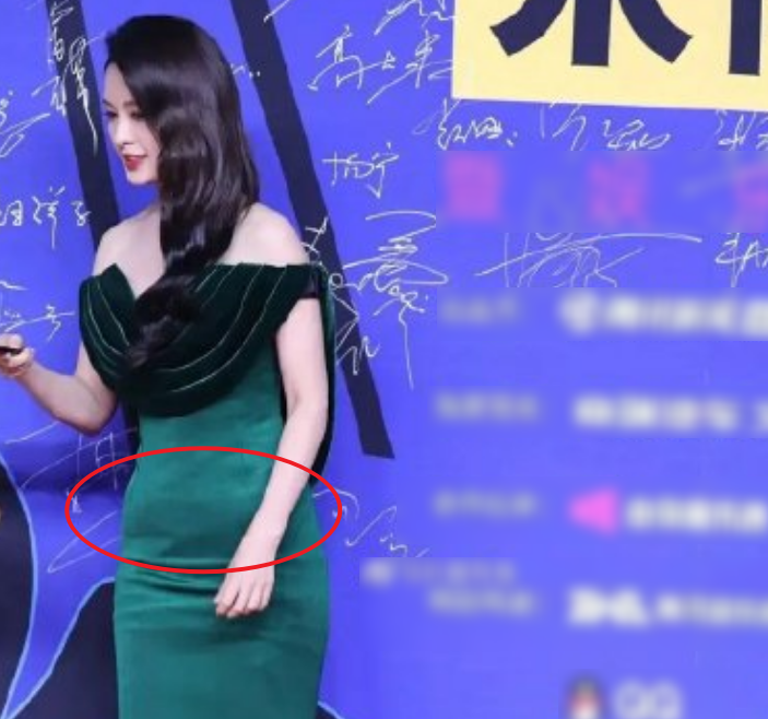 李沁走红毯生图流出无美颜下真实颜值很好看可肚腩遮不住了