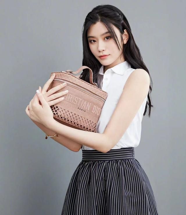 奚梦瑶一身经典衣服搭配迪奥手包,看起来超美