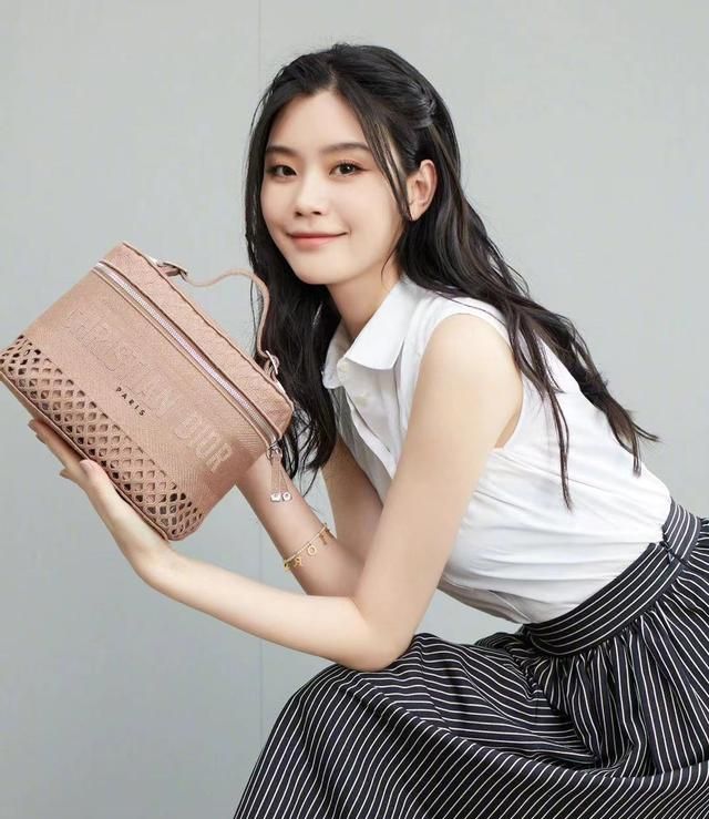 奚梦瑶一身经典衣服搭配迪奥手包,看起来超美