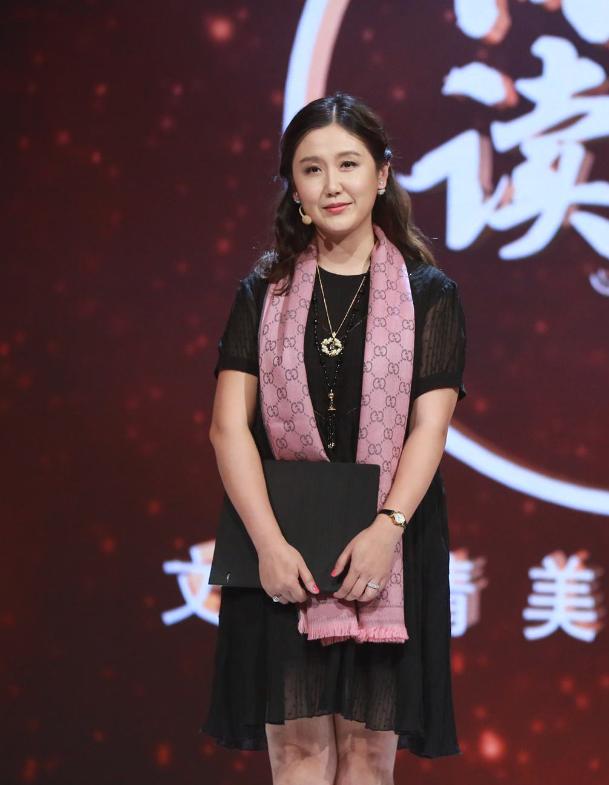 寇振海带老婆现身,44岁的李婷穿小黑裙,优雅中散发着贵气感!