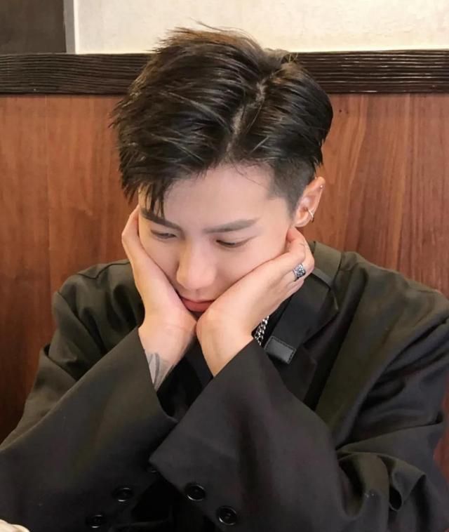 2021年春节男生发型别乱选了,这3款值得一试,潮流又有范!