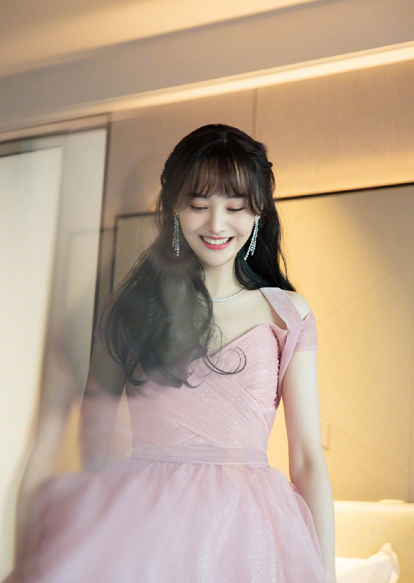 郑爽最新造型出炉,粉色纱裙抹胸黑裙分别演绎高级感,优雅又贵气