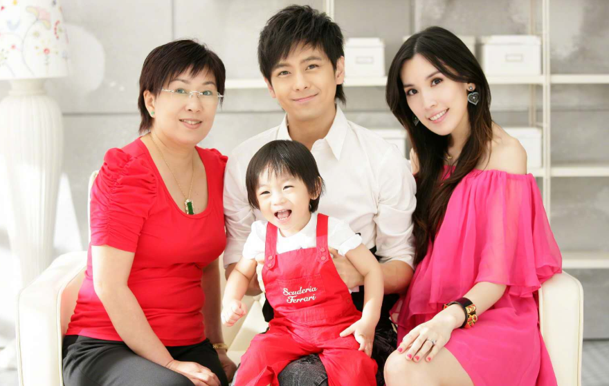 陈若仪展示林志颖赠送的礼物,一块手表30万,买奢侈品会报备休闲区蓝鸢梦想 - Www.slyday.coM 陈若仪展示林志颖赠送的礼物,一块手表30万,买奢侈品会报备休闲区蓝鸢梦想 - Www.slyday.coM