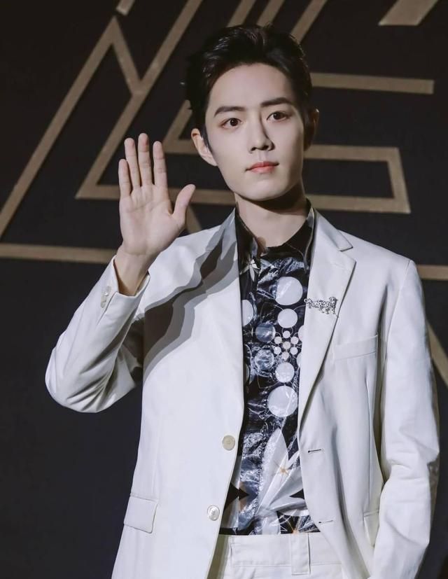 肖战工作室晒最新视频,大背头造型超a,半小时点赞破百万