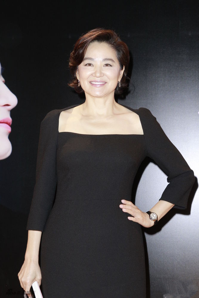 林青霞也难逃美人迟暮,发福身材穿方领裙,隔壁奶奶的年纪仍惊艳