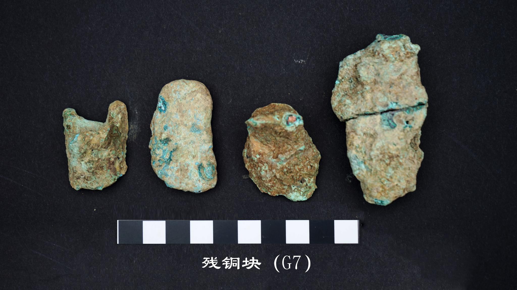 的一块陶范口沿推算,这个范是铸造口部直径达25厘米的大型容器用的