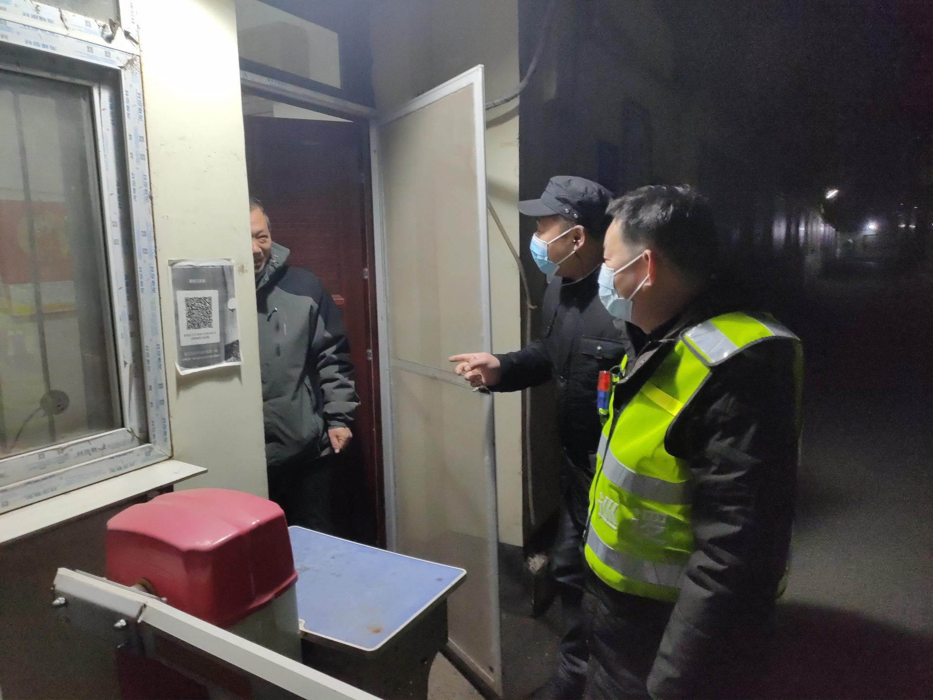 冯家巷社区加强夜间治安巡逻