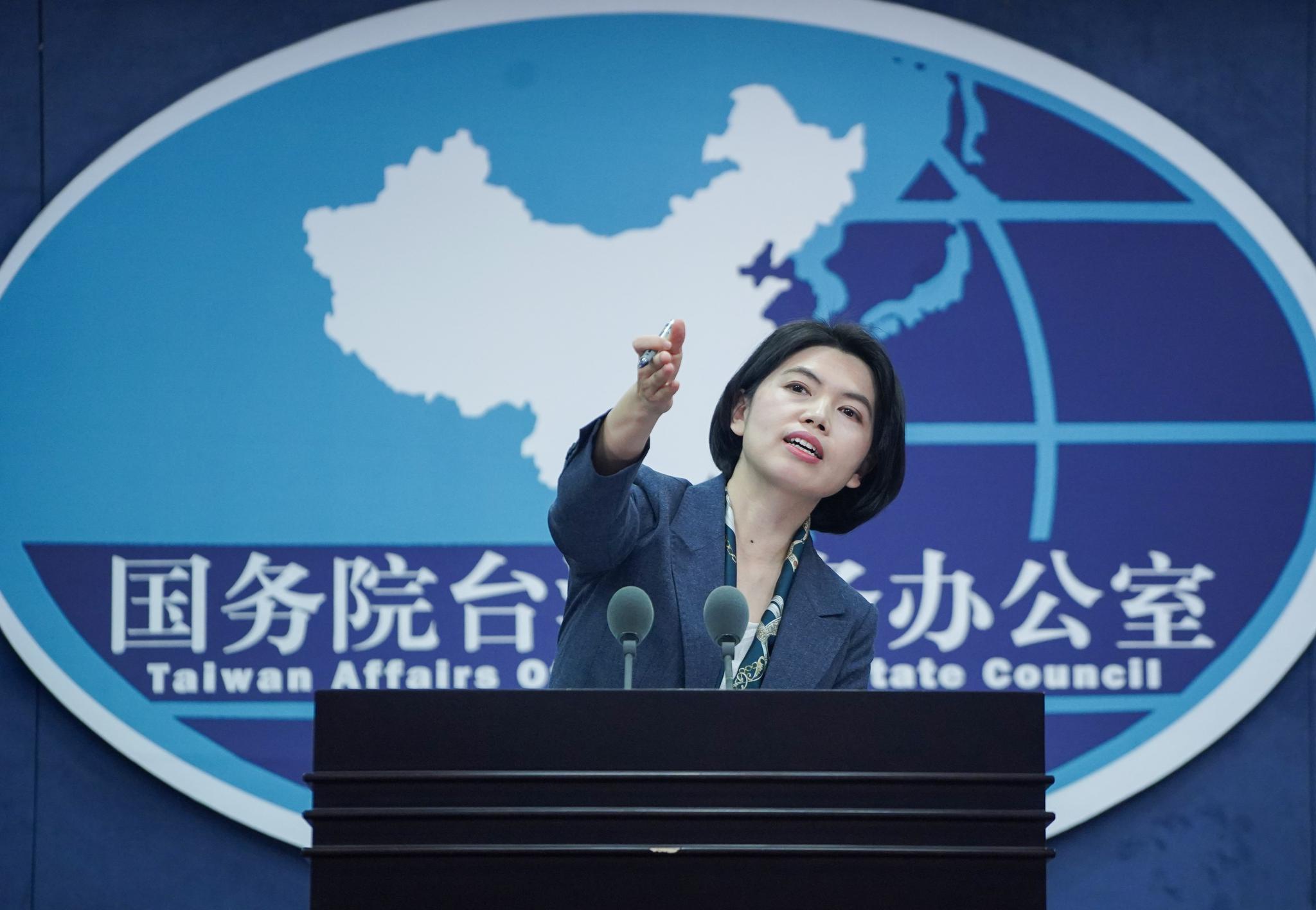 图为1月13日,国台办发言人朱凤莲在发布会上邀请记者提问.