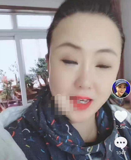 孙立荣罕晒老公男方两鬓斑白与老婆同框差别大身后豪宅抢眼