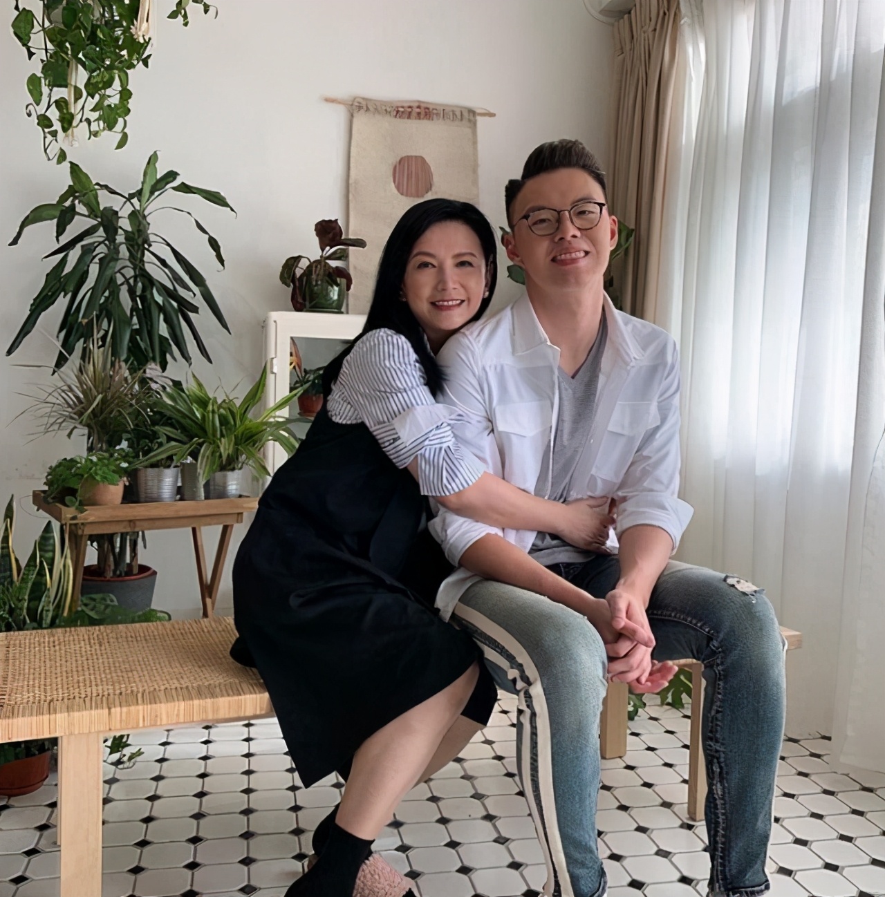 50多岁的曾华倩离婚后风采依旧不减当年如今与儿子相依为命