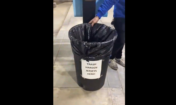 别后悔哈登球衣被扔垃圾桶未来或被火箭退役3数据队史第一