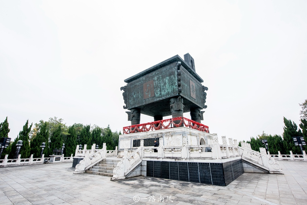 湖南衡山有一个世界最大的鼎,重达56吨