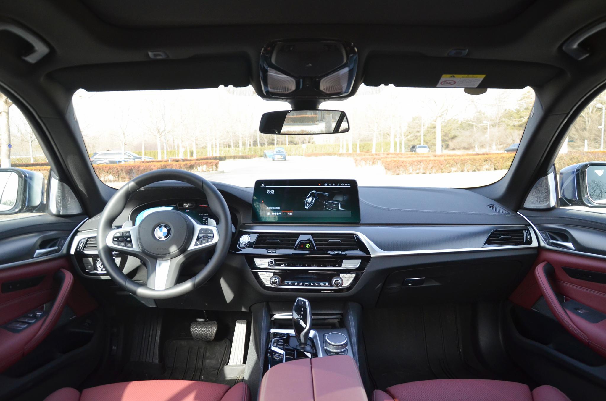 试驾2021款宝马5系甩掉商务轿车标签彻底向运动化转变