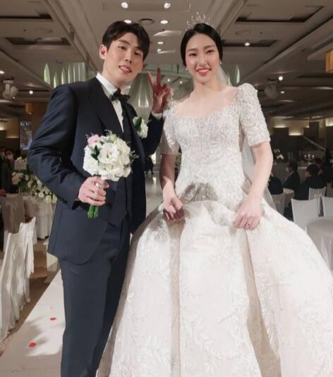 羽坛再添世界冠军夫妻!两人庄重宣誓甜蜜亲吻,盼携手战东京奥运休闲区蓝鸢梦想 - Www.slyday.coM 羽坛再添世界冠军夫妻!两人庄重宣誓甜蜜亲吻,盼携手战东京奥运休闲区蓝鸢梦想 - Www.slyday.coM