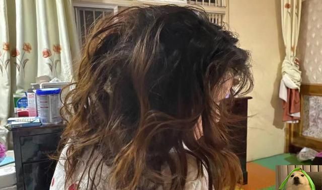 有种"辣眼睛发型"叫鸡窝头,坐月子42天没洗过头,味道让人上头|坐月子