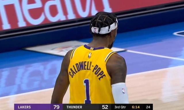 场上发生了令人忍俊不禁的一幕,在一次死球时间,安东尼-戴维斯百无聊