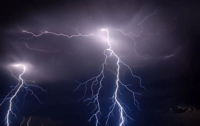 农村俗语腊月打雷刀兵见,十个牛栏九个空,啥意思?