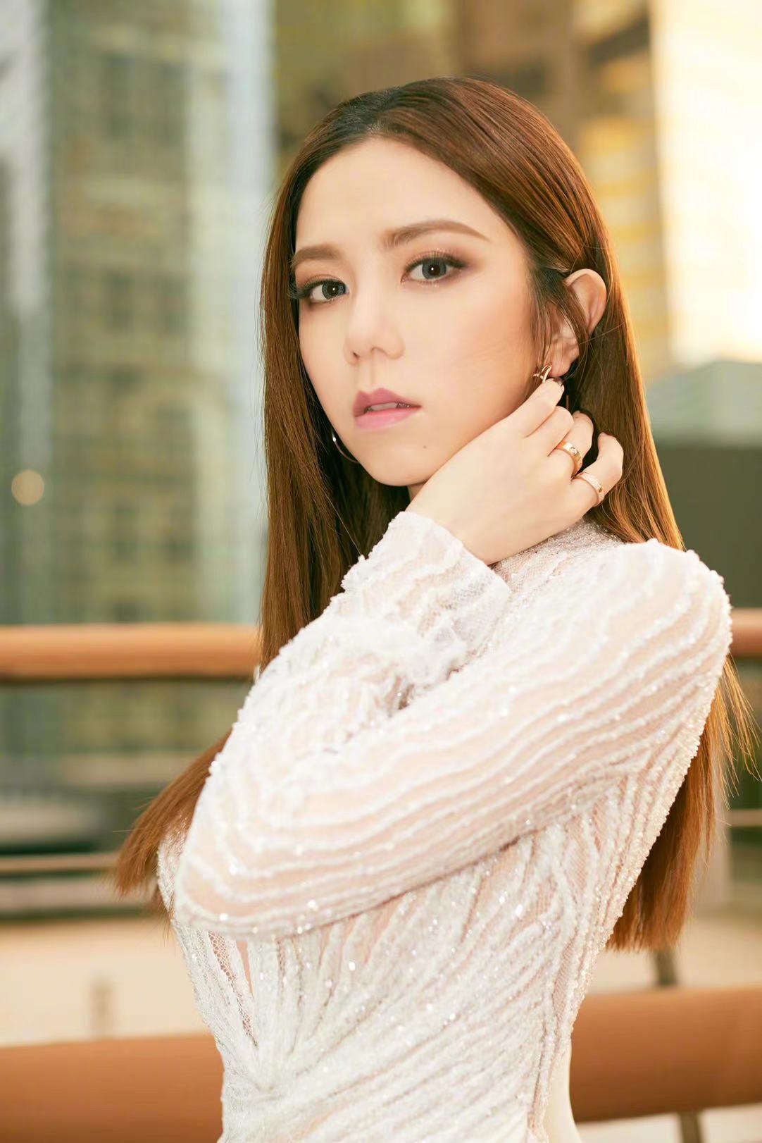 被邓紫棋的白色系礼服给圈粉了这一身也忒显高了吧