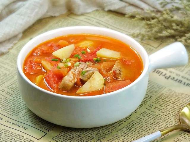 暖身养胃首选番茄土豆排骨汤顿顿喝都不够荤素搭配身体好