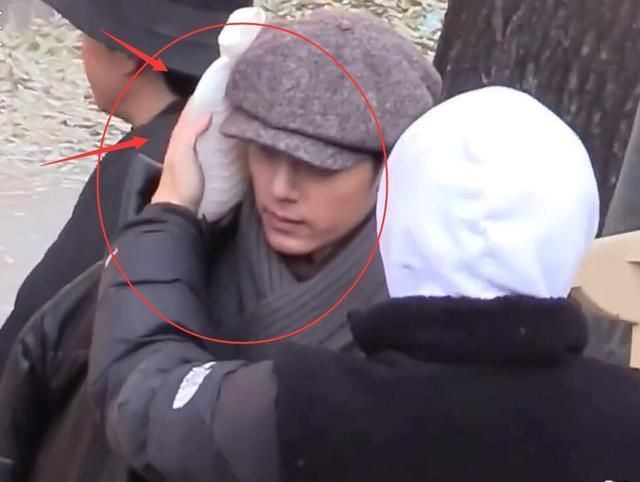 肖战《大决战》路透,零下22度衣着单薄,暖耳朵的方式太可爱