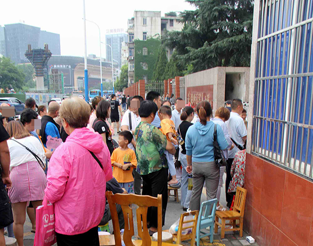 吵闹,父母这样的行为不仅与孩子沟通困难,也会影响到其他家长接送孩子