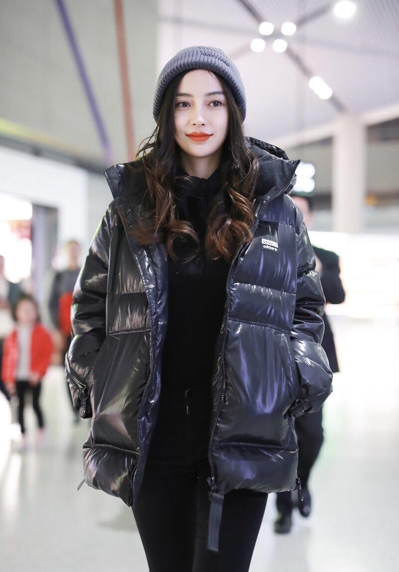 baby高颜值真任性,穿黑色羽绒服保暖舒适,低调随性有气场