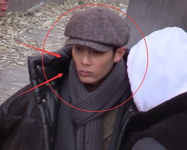 肖战《大决战》路透,零下22度衣着单薄,暖耳朵的方式太可爱