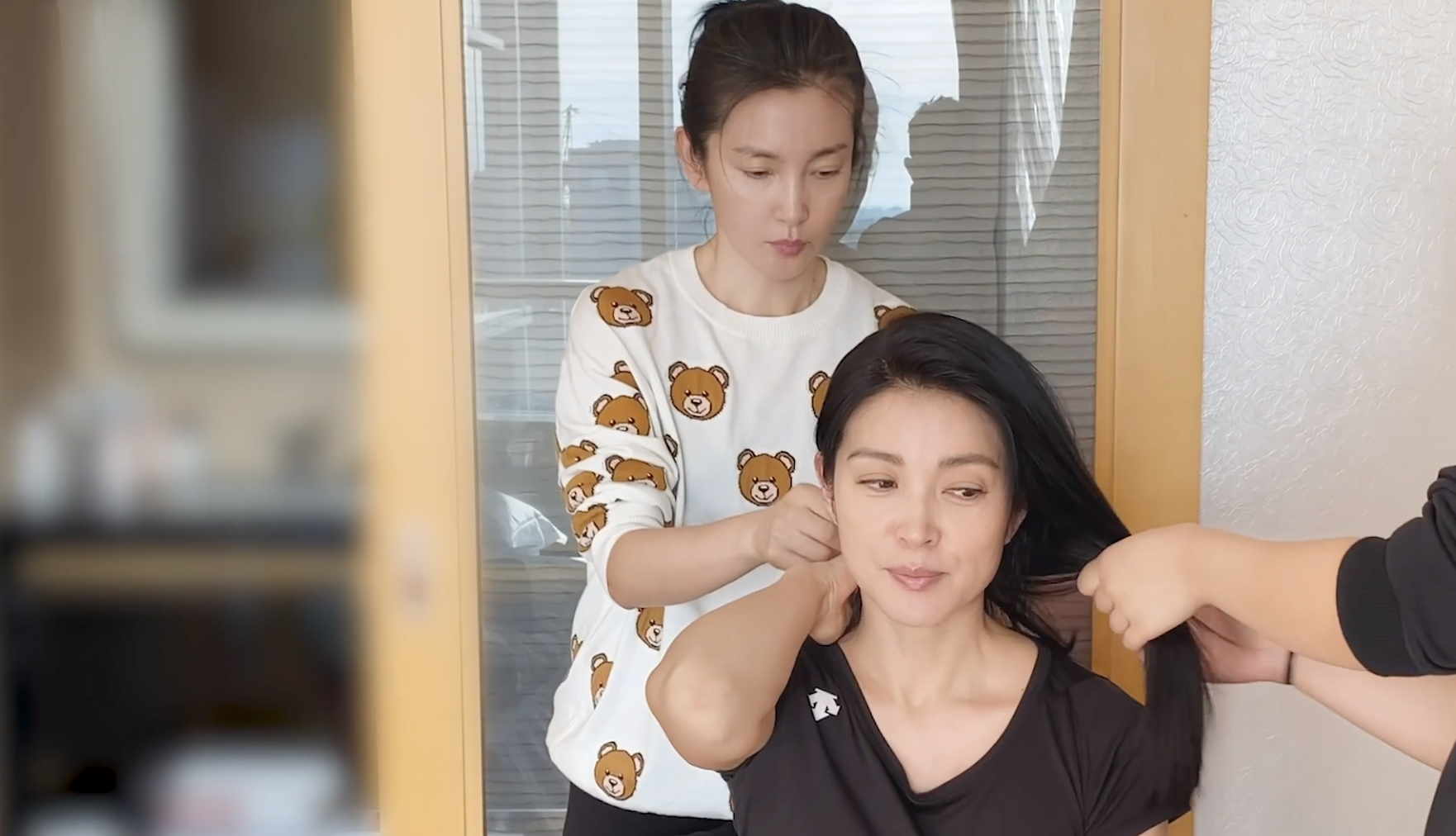 李雪露瞥向一边,似乎对当下的进度非常满意,露出了一丝满意的笑容