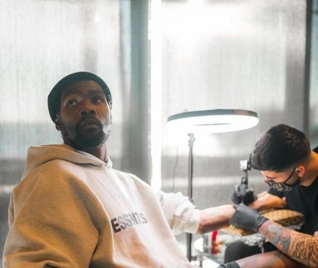 纹身大师,为杜兰特粉丝添加的新纹身:我爱我的小腿