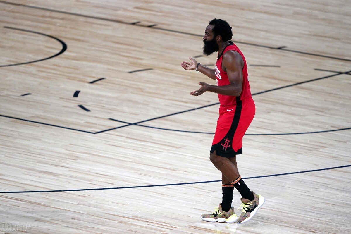 开赛后,不少人发现哈登的身材臃肿,那个大肚子尤其扎眼