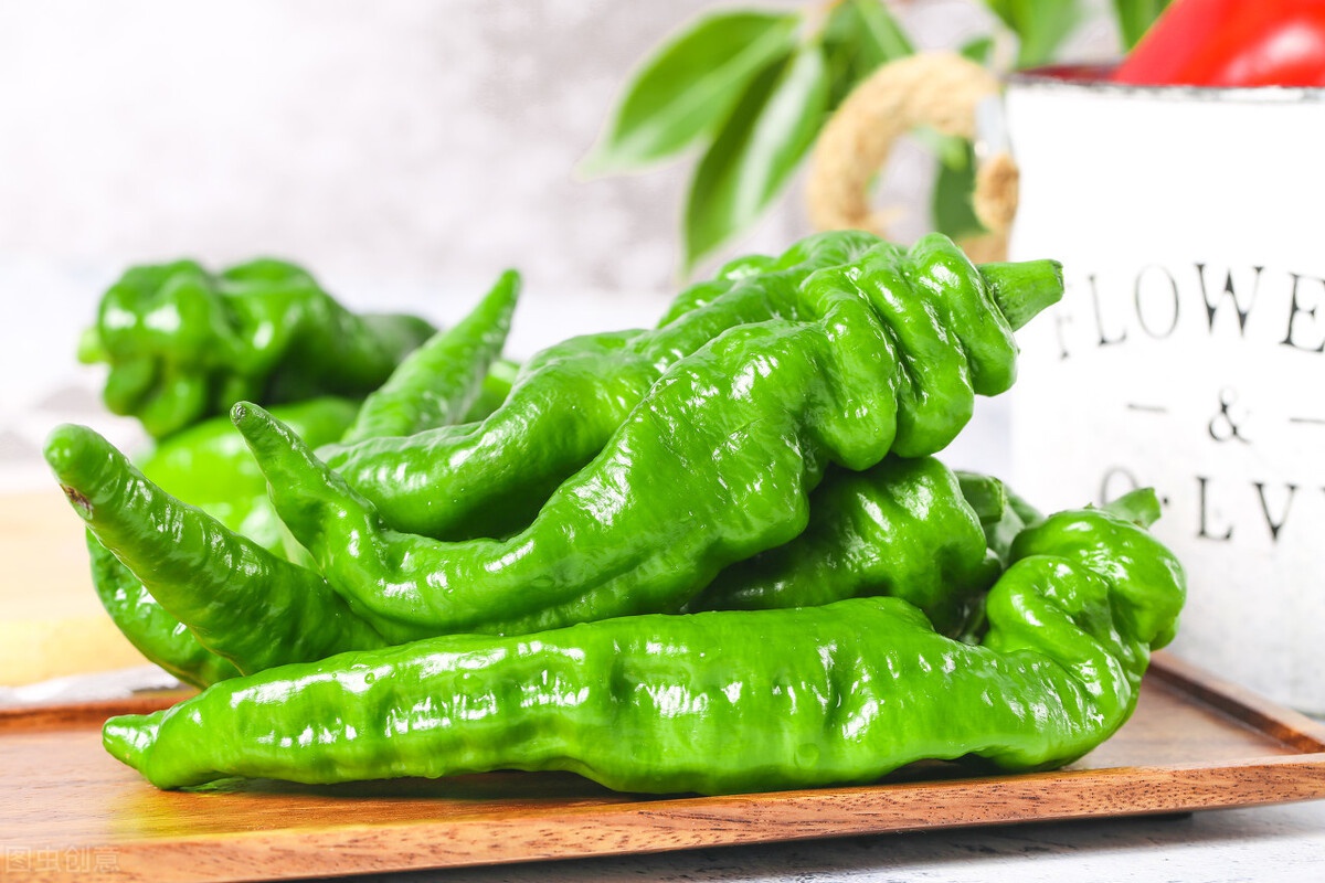 1,做辣椒炒肉好像正宗的做法就应该用螺丝椒,不过它