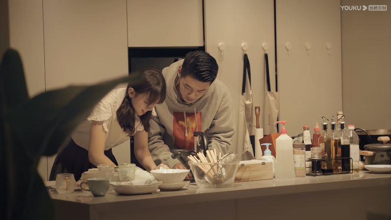 《同一屋檐下》是合租or恋爱?社畜真实的租房现状,比它难多了