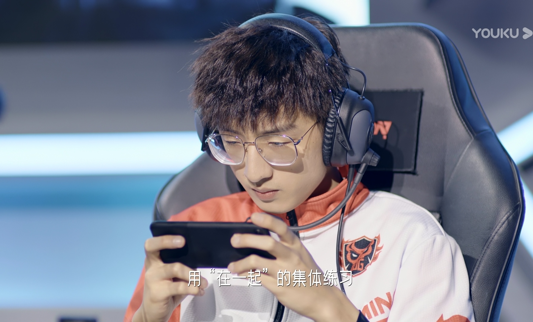 有熟悉飞车游戏的网友扒出,彬神比赛的镜头中,游戏