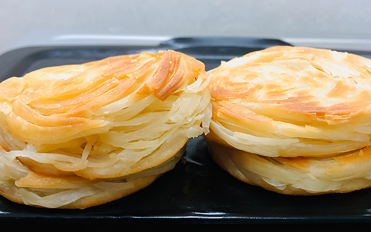 手把手教你做葱油盘丝饼,千丝万缕,层次分明,口感好颜值高