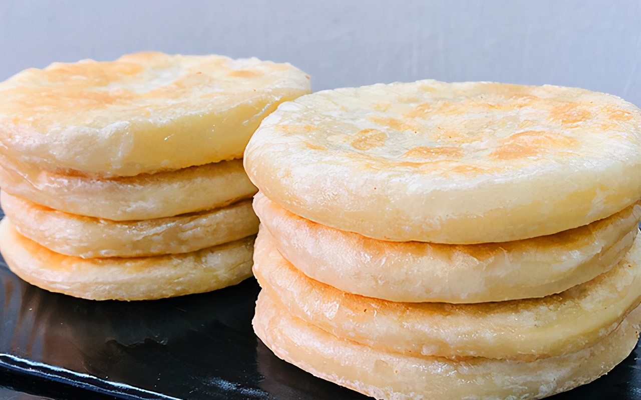 这款鲜肉大饼我家隔三差五就要做一次,薄皮大馅,肉嫩汁多有营养