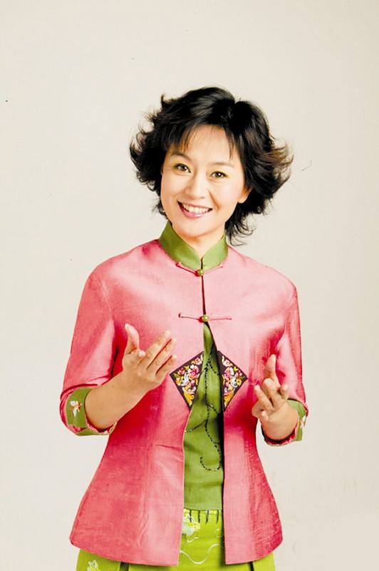 首位主持人大赛的冠军鞠萍,从事主持行业36年,54岁依然优雅