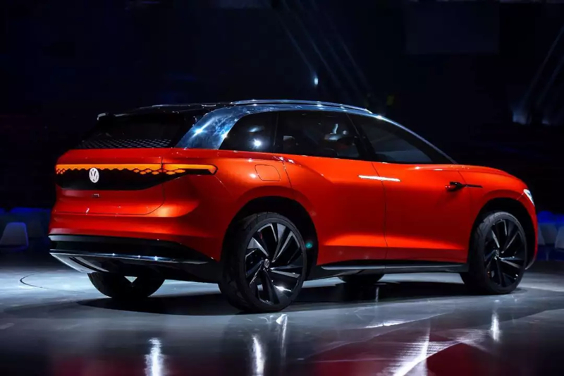 车身尾部，谍照伪装都很高，整体轮廓与效果图一致。尾部上方配有大尺寸扰流板，中央为高位刹车灯，配备家族标志性的贯穿尾灯以及发光LOGO，与前脸大灯相互呼应。下包围大批平直的线条突出了新车的档次感。