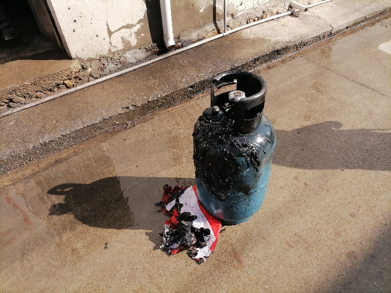 江西九江 煤气罐着火 消防员徒手拎出