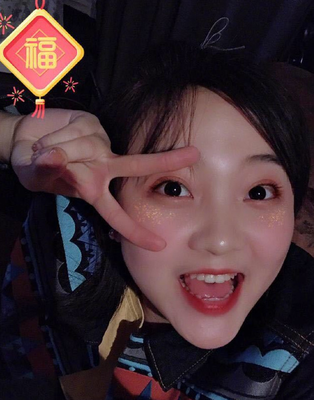 20岁林妙可近照曝光,减肥成功衣品提升,下巴却尖的吓人!