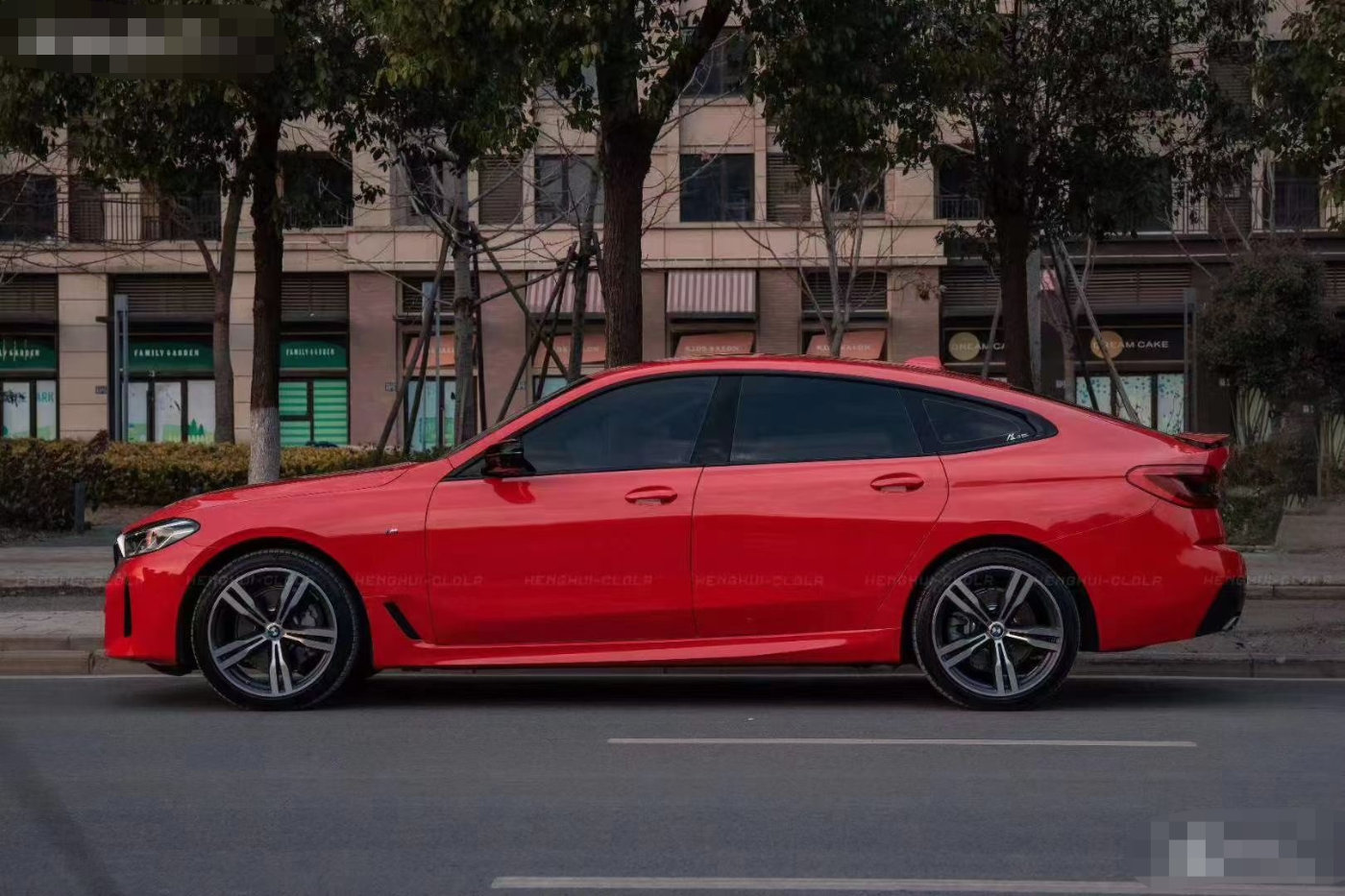 并且加入了折线设计,看起来更加有立体感,设计风格和宝马8系(配置