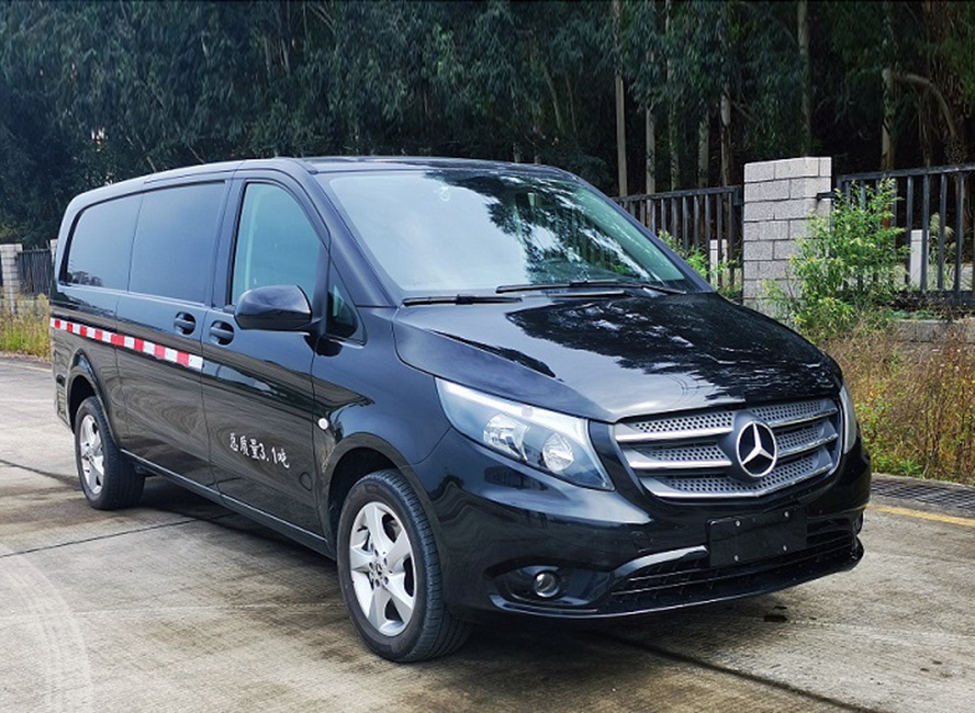 国产奔驰威霆厢式货车版实车曝光车门喷字车尾贴反光条