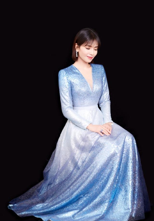 刘涛健身果真没白费42岁穿星空裙拍大片凹凸有致羡煞旁人