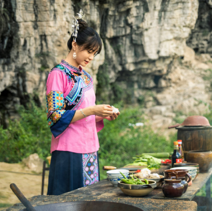 沈梦辰演农村人,背猪肉做饭演技真实自然,芒果台果然很捧她