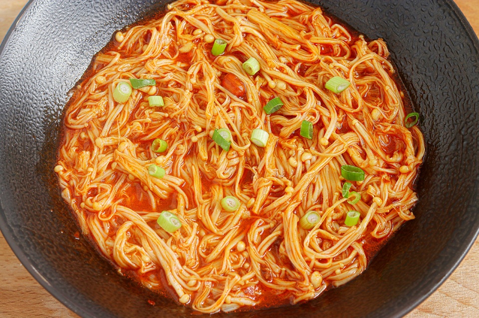 10分钟就做完,香辣金针菇,有手就能做好吃,鲜香麻辣,特下饭